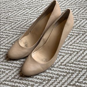 Well loved nude pumps